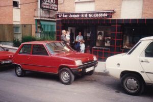 Sandra junto a su padre, Augusto Marques, e hijos en el local de la calle San Joaquín, 18, antes de la apertura.