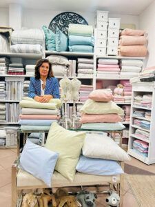 Sandra en la zona de sábanas y cojines de la tienda.