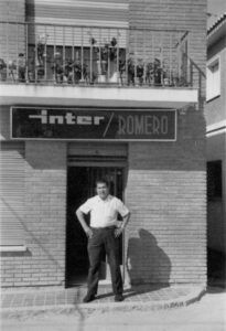 Don Amos Romero en su tienda de la calle Real Baja de Majadahonda