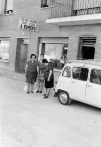 La mujer de D. Amós Romero junto a empleadas de la tienda.