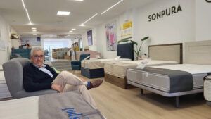 Fernando en la zona de colchones de su tienda.