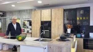 Fernando Romero en la zona de cocinas de la tienda.