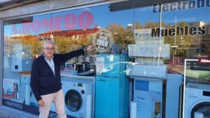 Fernando Romero en la fachada de su tienda A.Romero de Plaza de Cristobal Colón, 3 de Majadahonda