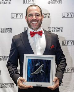 Álvaro con el premio recibido de FOTÓGRAFO SUBACUÁTICO DEL AÑO
