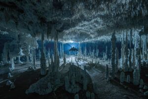 Fotografía de Herrero, Ethereal Moonscape premiada como Segunda de Categoría en el UWP. Un buceador con rebreather en una cueva de México.